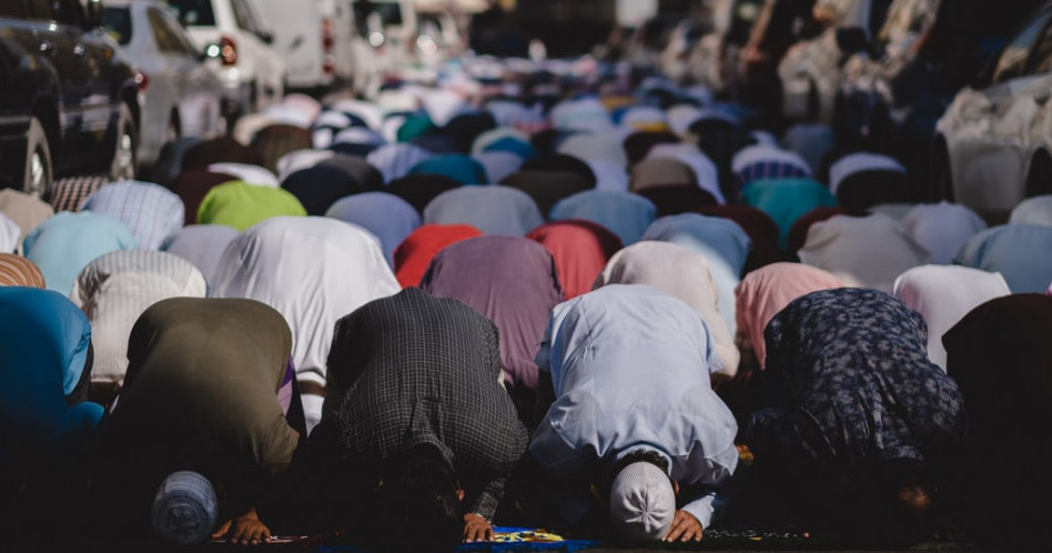 muslim men praying in congregation